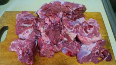 买来的羊蝎子剁成小块，洗净血水