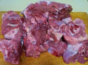 买来的羊蝎子剁成小块，洗净血水