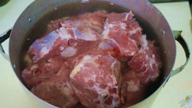 羊蝎子冷水下锅，加料酒，大火烧开之后，撇去浮沫。捞出羊蝎子备用