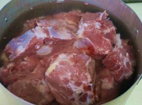 羊蝎子冷水下锅，加料酒，大火烧开之后，撇去浮沫。捞出羊蝎子备用