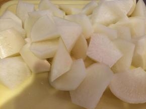 葱姜辣椒切好备用，白萝卜切块