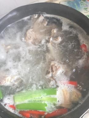 锅内重新放水烧开，翻入羊蝎子，翻入葱姜和辣椒，小火煮1个半小时