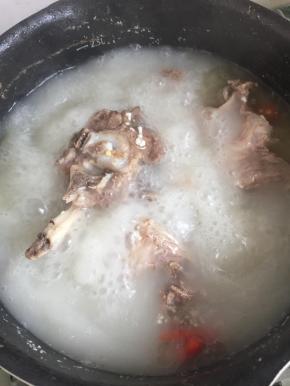 煮至汤色发白放入切好的萝卜，煮20分钟