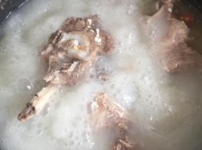 煮至汤色发白放入切好的萝卜，煮20分钟