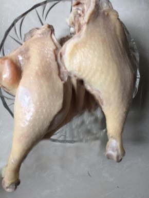 鸭腿冷水下锅煮至沸腾，撇去血沫，捞出鸭腿沥干水分