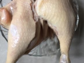 鸭腿冷水下锅煮至沸腾，撇去血沫，捞出鸭腿沥干水分