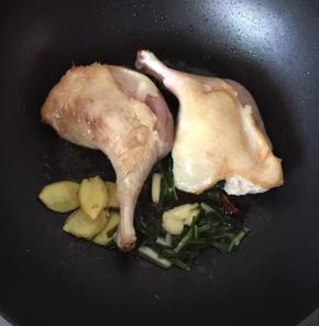 锅内放少量的油，油热之后放入葱姜蒜和八角小火炒出香味