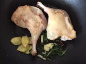 锅内放少量的油，油热之后放入葱姜蒜和八角小火炒出香味