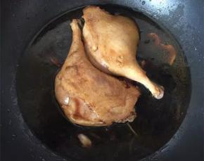 加入适量的清水，小火炖煮40分钟