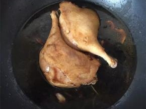 加入适量的清水，小火炖煮40分钟