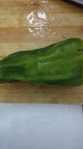 青椒和番茄洗净切成片状备用