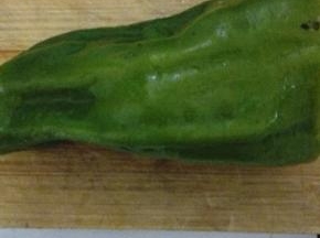 青椒和番茄洗净切成片状备用