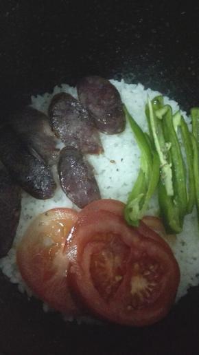米饭煮好之后将腊肠，青椒和番茄摆入锅内焖5分钟
