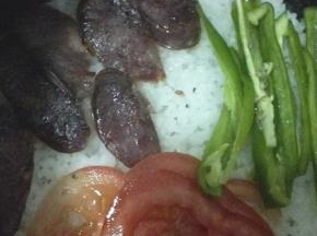 米饭煮好之后将腊肠，青椒和番茄摆入锅内焖5分钟