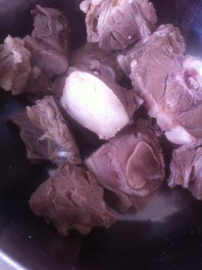 买回的羊蝎子泡在清水中，要想血水去除的干净就要多泡一会，最好泡4个小时以上