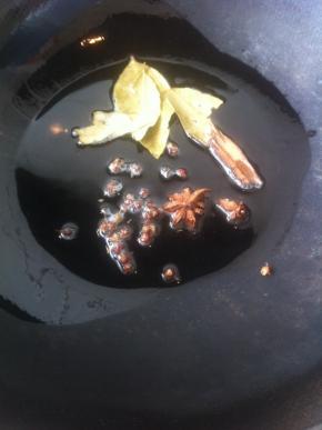 锅内放油，油热之后放入，姜片花椒，八角，桂皮和香叶小火煸炒出香味