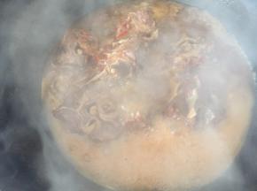 锅内加没过食材的开水，大火煮开转小火煮1个半小时