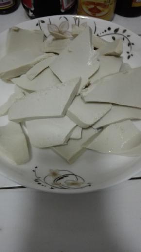 豆腐切成薄片备用