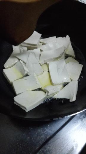 锅内放比平时多一些的食用油，油热之后放入豆腐