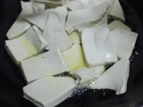 锅内放比平时多一些的食用油，油热之后放入豆腐
