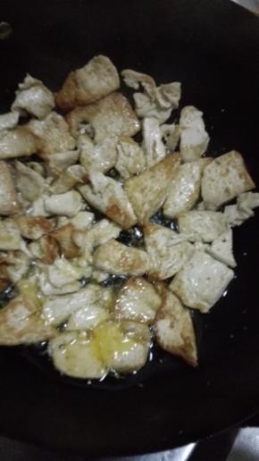 煎至1面金黄翻至另一面