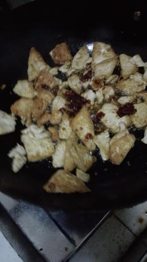 豆腐煎好之后放入豆瓣酱，翻炒均匀