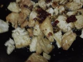 豆腐煎好之后放入豆瓣酱，翻炒均匀