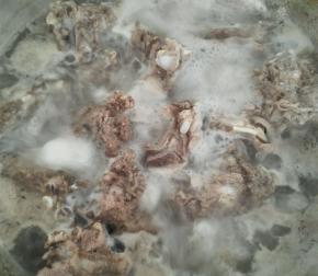 羊蝎子冷水下锅，倒1勺料酒，放少许的葱姜和花椒煮开，撇去血沫之后捞出羊蝎子清洗干净