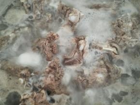 羊蝎子冷水下锅，倒1勺料酒，放少许的葱姜和花椒煮开，撇去血沫之后捞出羊蝎子清洗干净