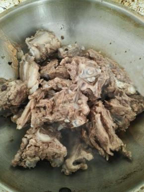 倒入羊蝎子，翻炒均匀