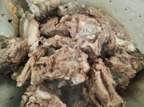 倒入羊蝎子，翻炒均匀