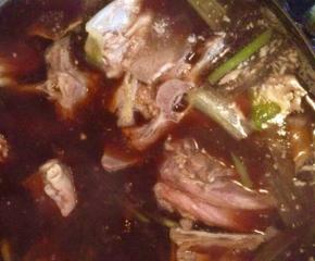 锅内加开水没过羊蝎子，放入葱姜，花椒，香叶，红辣椒和桂皮，大火煮开之后转小火煮1个半小时