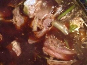 锅内加开水没过羊蝎子，放入葱姜，花椒，香叶，红辣椒和桂皮，大火煮开之后转小火煮1个半小时