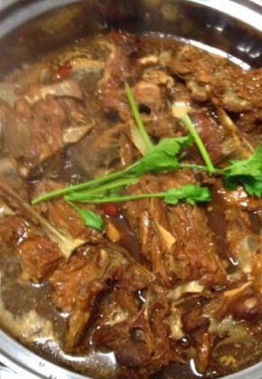 吃的时候撒上香菜作为点缀