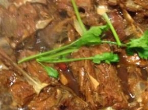 吃的时候撒上香菜作为点缀