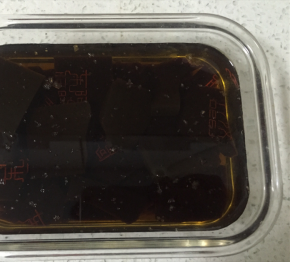 阿胶敲成小块，用黄酒泡至完全融化，这一步我用了两天