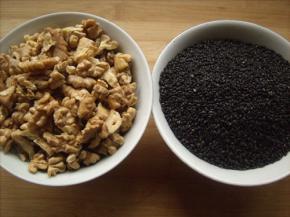 阿胶敲成小块，用黄酒泡至完全融化，这一步我用了两天