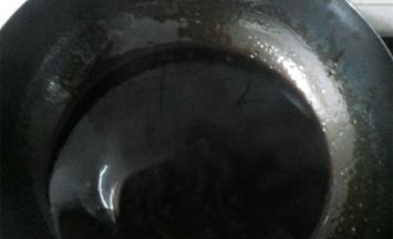 将阿胶倒入锅中，加入冰糖，小火加热至完全融化，期间要不断地搅拌，等到阿胶可以挂在勺子上就说明熬好了