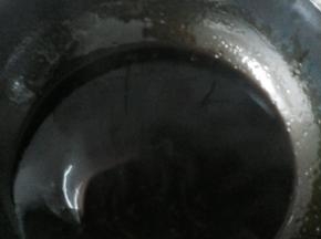 将阿胶倒入锅中，加入冰糖，小火加热至完全融化，期间要不断地搅拌，等到阿胶可以挂在勺子上就说明熬好了