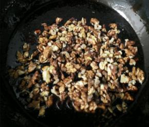 放入核桃搅拌均匀