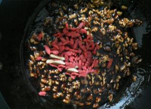 放入枸杞搅拌均匀