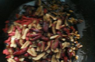 放入红枣，搅拌均匀