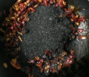 最后倒入黑芝麻搅拌均匀