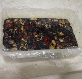 准备一个装阿胶糕的盒子，覆盖上保鲜膜，倒入阿胶糕，表面覆盖一层保鲜膜，用手压实