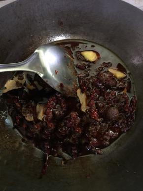 放入香料煸炒出香味