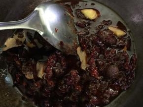 放入香料煸炒出香味