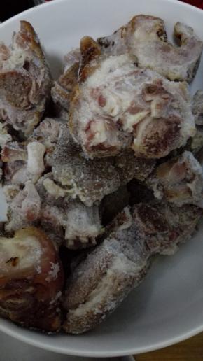 腊猪蹄取出解冻，姜蒜洗净切片备用