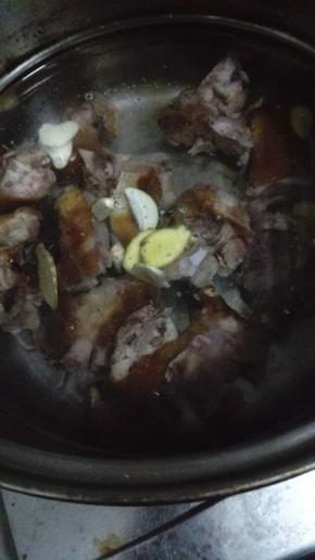 腊猪蹄放入锅内，放入姜蒜和料酒，大火煮开转中火煮30分钟