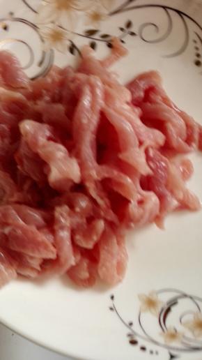 猪肉洗净切成条状，用淀粉，料酒，生抽和糖抓拌均匀，腌制20分钟
