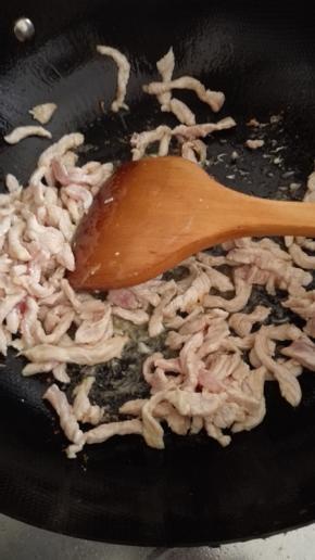 锅内放油烧热，放入猪肉大火翻炒至变色